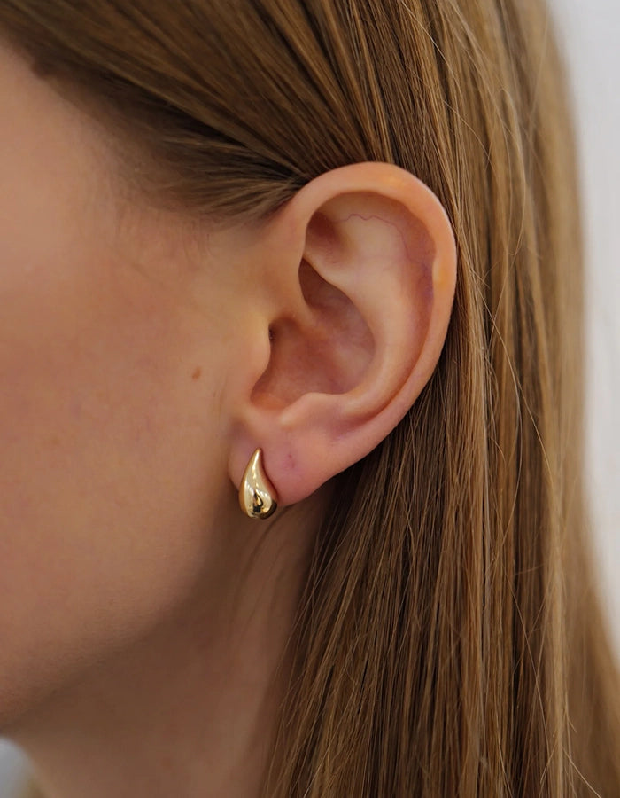 Droplet studs von boops jewellery in Gold von Mädchen getragen
