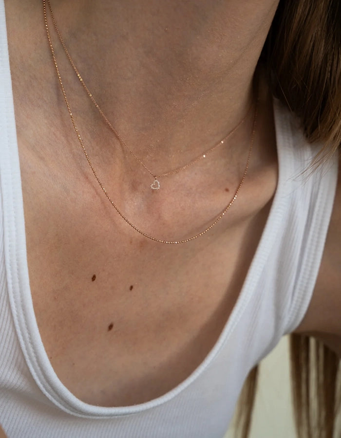 diamond heart necklace
von boops jewellery am Hals von Mädchen getragen