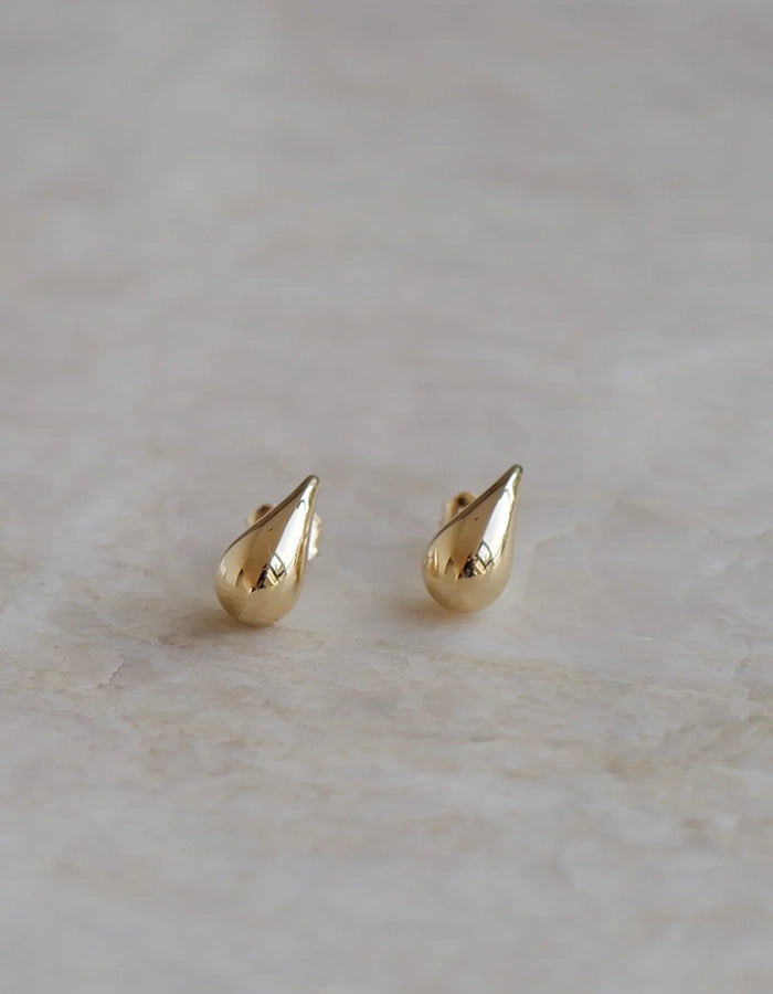 Droplet studs von boops jewellery in gold auf dem Tisch liegend